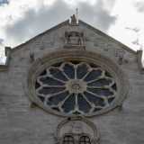 Su, al centro, svetta un rosone a dodici colonnine, simbolo del Cristo e degli apostoli, arricchito nel 1597 da lastrine di piombo liquefatto e traforato